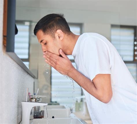 Hombre Lavando La Cara Higiene Y Belleza En El Ba O Cuidado De La