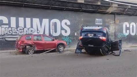 Joven manejaba borracho chocó a otro auto y volcó en pleno centro