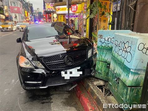 騎士變換車道「側撞」賓士車 他閃避不及撞變電箱車頭毀 Ettoday社會新聞 Ettoday新聞雲