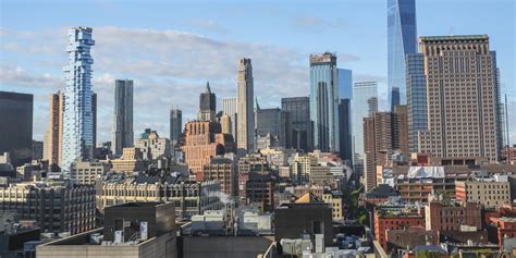 manhattan luxury housing logs  strong week  dealmaking