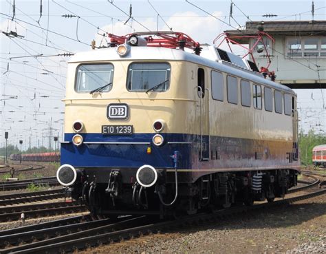 E10 1239 am 21.5.2011 bei der Lokparade im DB Museum Koblenz ...