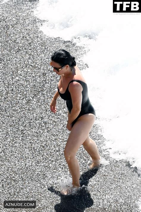 Katy Perry Sexy Seen Flaunting Her Hot Figure Wearing A One Piece Swimsuit At The Beach In