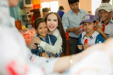 Ăn mặc giản dị hot girl chuyển giới Trần Đoàn vẫn luôn bừng sáng khi đi phát quà từ thiện