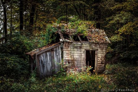 Rustikale Alte Verlassene H Tte Im Wald W Hrend Der Etsy De