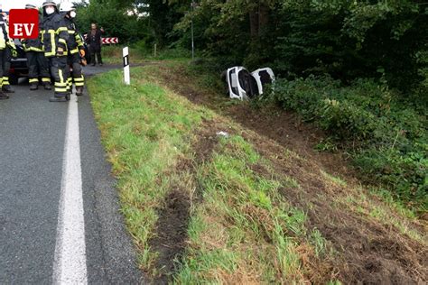 Auto Landet Im Graben Fahrer Schwer Verletzt