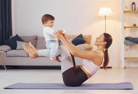 Vista lateral de la mujer que hace ejercicios con la niña madre con su