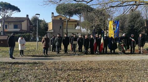 Cervia Celebra Il Giorno Del Ricordo Deposta La Corona Nel Parco