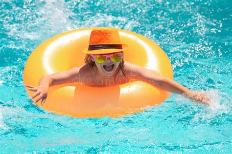 Ni O Chapotear En La Piscina Disfrutando De Actividades De Ocio