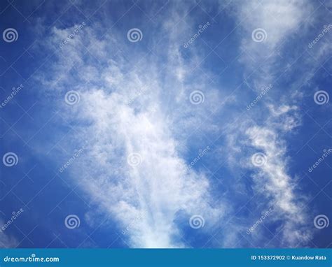 Fondo Del Cielo Azul Y Foco Suave De Las Nubes Blancas Foto De Archivo