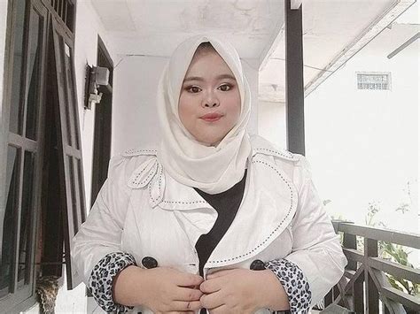 9 Hot Sexy Rahmawati Kekeyi Putri Cantikka Bikini Pics