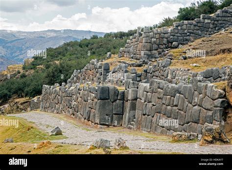 Las Paredes De Piedra De La Fortaleza Inca De Sacsayhuaman Cusco Per