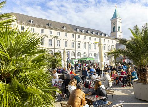 Karlsruhe feiert begeisterndes Stadtfest Straßenkunst Live Musik