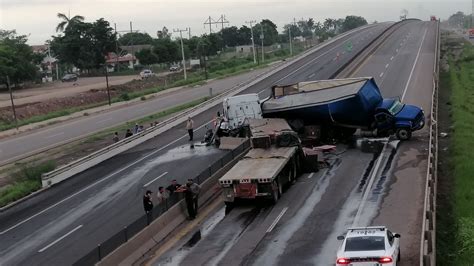 Choque carretero de camión cargado con varias toneladas de camarón