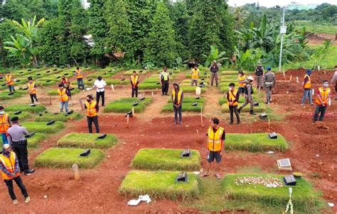 Pelanggar Protokol Kesehatan Di Tangsel Dihukum Berdoa Di Makam Korban