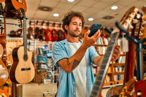 En Una Tienda De Instrumentos Musicales Foto Premium