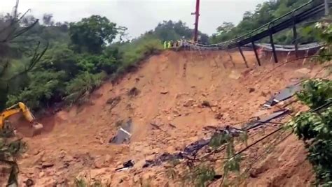 Sube a 36 el número de fallecidos tras el hundimiento de una carretera