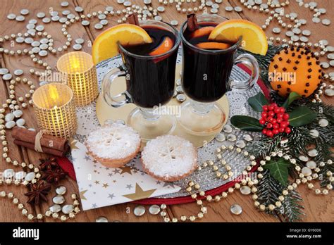 Weihnachts Party Essen und trinken mit Glühwein Mince Pies orange