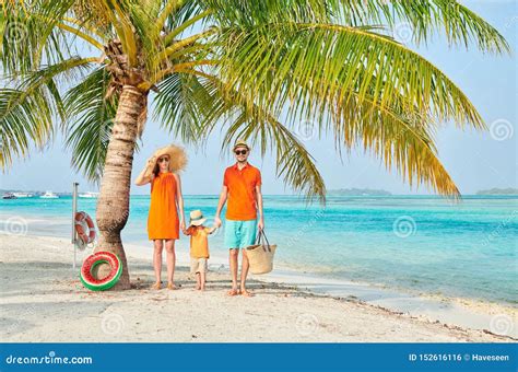 Fam Lia De Tr S Na Praia Sob A Palmeira Foto De Stock Imagem De