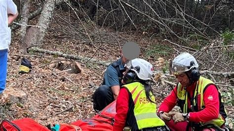 Auxiliado un leñador en Corullón León tras caerle encima de la pierna