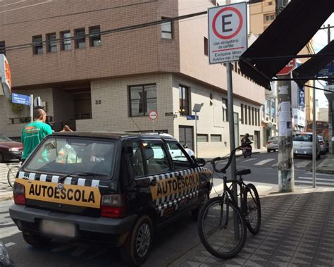 Carro De Auto Escola Flagrado Em Vaga Para Idosos Em Pouso Alegre