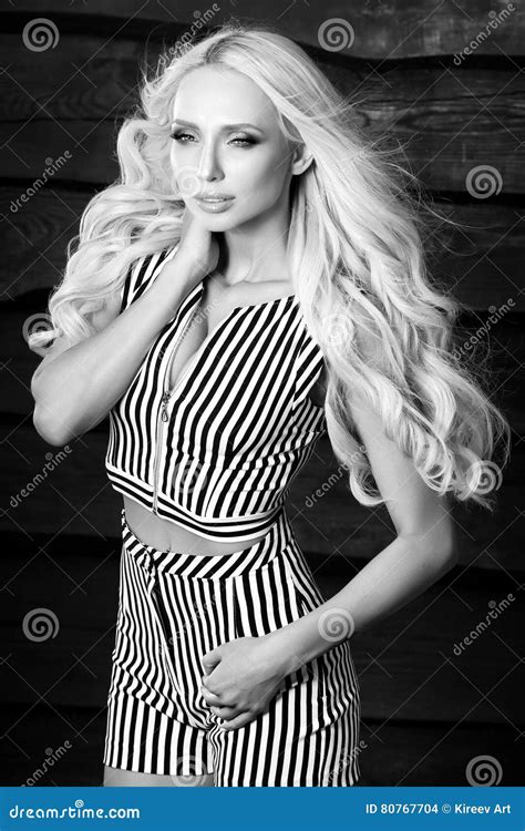Jeune Pose Blonde Sensuelle Et De Beauté De Femme Sur Le Fond En Bois Photo Blanc Noir Photo