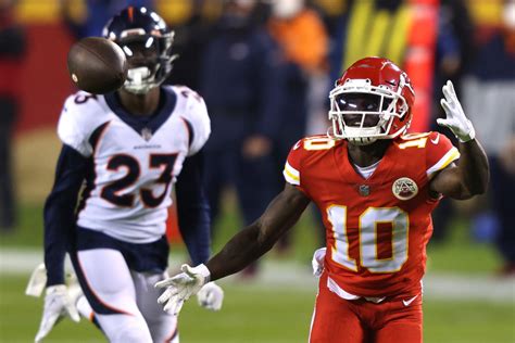 Tyreek Hill's Reaction To 'Incomplete' Catch Is Going Viral - The Spun