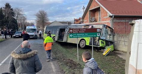 Detalji Saobra Ajke Kod Pan Eva Autobus Udario U Kombi Pa Se Zakucao