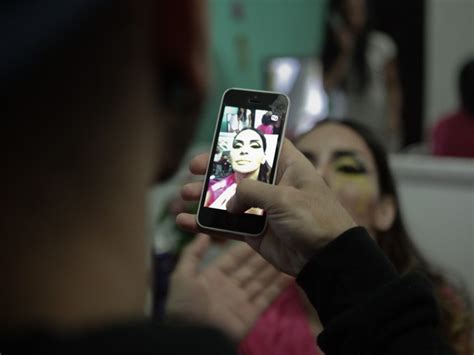 G Transexual desfila fantasia crítica à bancada evangélica na Parada Gay notícias em