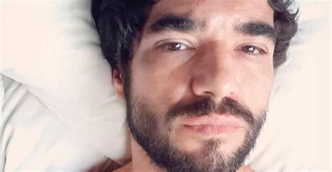 Discreto Caio Blat é flagrado de sunga em momento relaxante