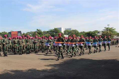 JELANG LEBARAN DANYONIF 2 MARINIR SALURKAN BINGKISAN LEBARAN KEPADA