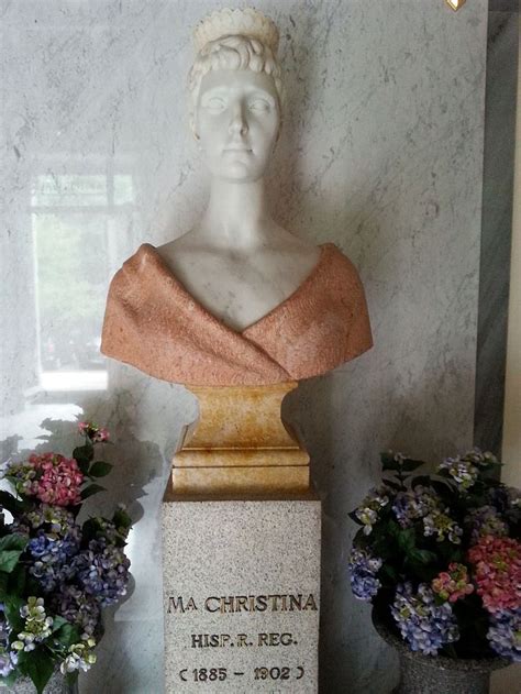 Busto de la reina María Cristina de Habsburgo Lorena en la Universidad