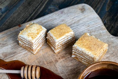 Pastel Hecho De Finas Tortas De Miel Y Una Fina Capa Cremosa Foto Premium