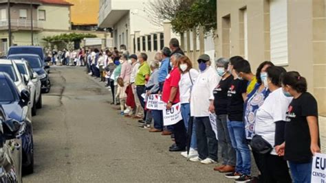 Unha Cadea Humana Rodea O Centro De Sa De De Seixo Para Defendelo Coas