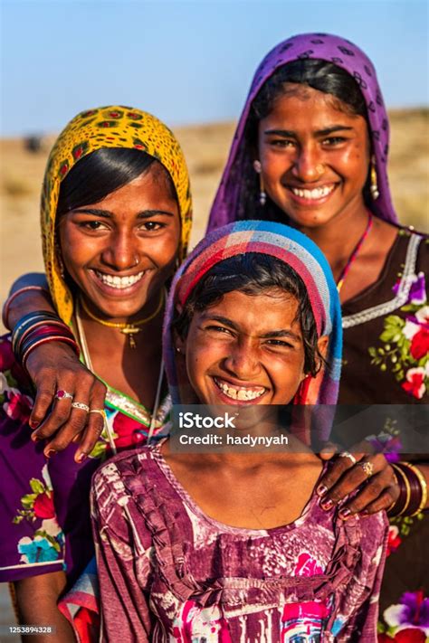 Grupo De Felices Niñas Indias Gitanas Pueblo Del Desierto India Foto De