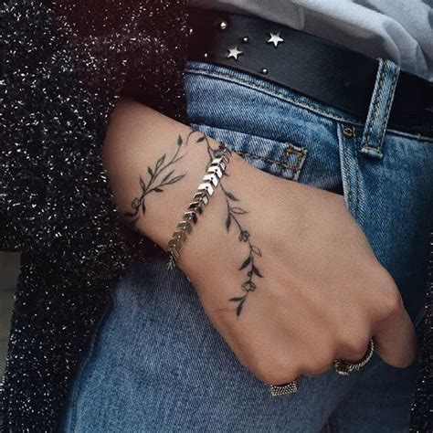 Id Es De Jolis Tatouage Au Poignet Pour Une Femme En