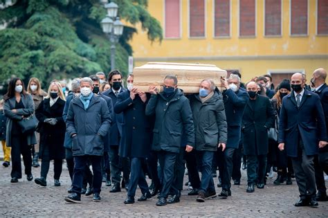 Funerali Paolo Rossi Feretro Portato A Spalla Dai Compagni Dell 82