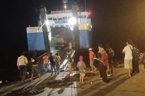 Kapal Kandas Di Selat Bali Berhasil Ditarik Ke Pelabuhan Gilimanuk