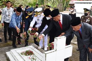 Peringati Hari Pahlawan Danlantamal Viii Ziarah Dan Tabur Bunga Di Tmp