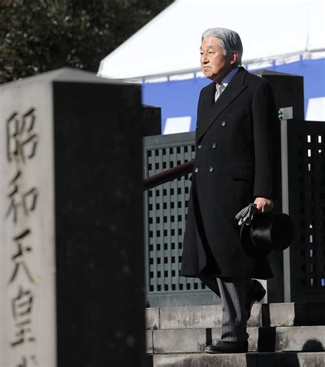 Lempereur Akihito Du Japon A Commémoré Le 30e Anniversaire De La Mort