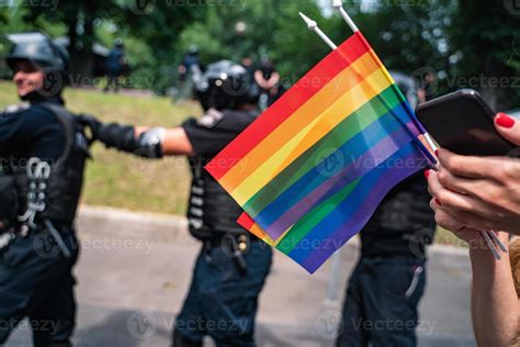 Halten Sie Eine Schwule Lgbt Flagge Beim Lgbt Gay Pride Parade Festival In Der Hand 11527952