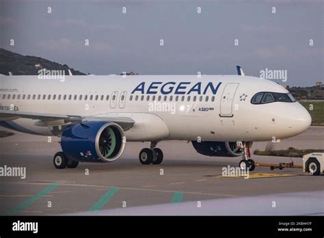 Un Nuevo Avión Airbus A320neo Con El Nuevo Logotipo Y Esquema De