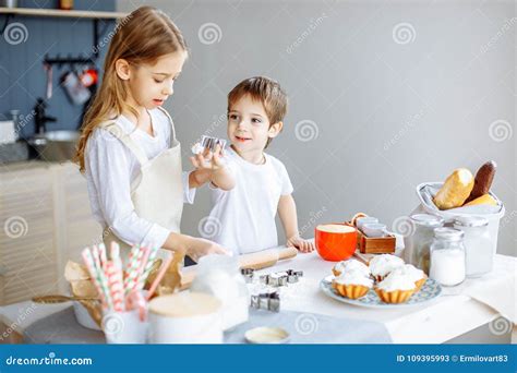 Enfants Faisant Cuire Le Concept De Cuisine De Biscuits De Cuisson