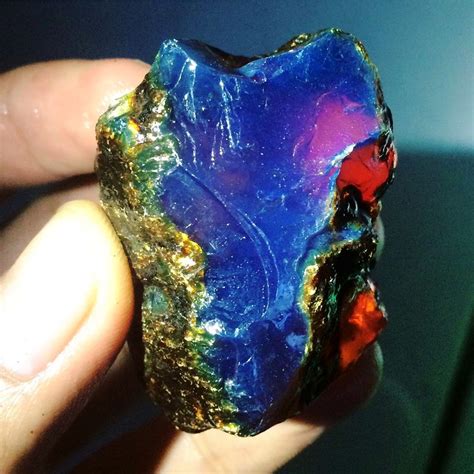 What Causes the Color Phenomena of Blue Amber?