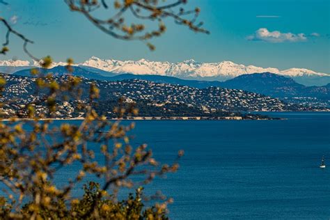 Vue sur les Alpes enneigés depuis Sainte Maxime Fokalstock