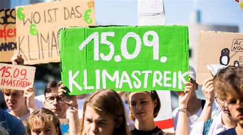 Fridays for Future Aktivisten rüsten sich für Klimastreik