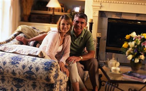 Семейное счастье. Основной цвет обоев: Тёмный красно-коричневый