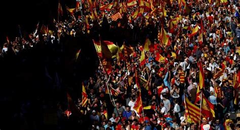 Cientos De Miles De Catalanes Rompen Su Silencio En Una Manifestación Contra La Independencia En