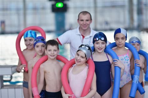 Grupo de niños felices en la piscina Foto Premium