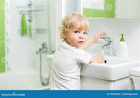 Mains De Lavage Denfant Dans La Salle De Bains Image Stock Image Du