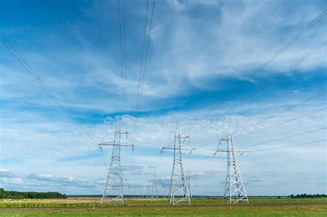 Líneas eléctricas sobre un campo agrícola una torre de alta tensión